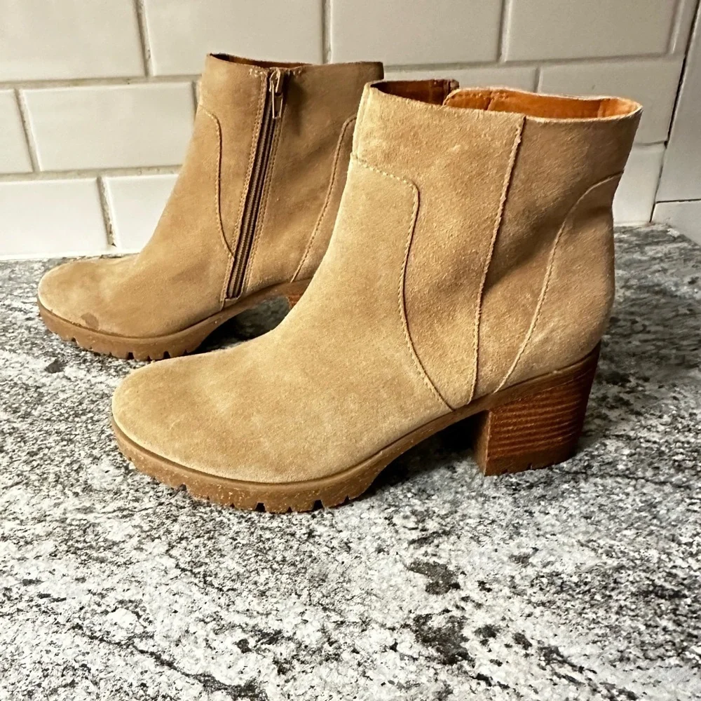 KORKS 10 Esmerelda lug Tan Suede chunky side zip 2.5” Heel cushioned insole boot